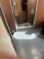 认真工作的高铁乘务员，旁边的男人都忍不住一直偷看，哪位海友知道如何拿下