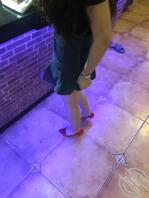 偷拍餐厅偶遇的高跟少妇，一秒看硬了，趁她等车的时候冒险偷拍，有没有喜欢的1