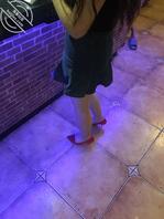 偷拍餐厅偶遇的高跟少妇，一秒看硬了，趁她等车的时候冒险偷拍，有没有喜欢的