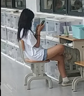 继续偷拍抄底曝光高中骚货