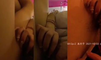 舔着鸡巴给舔狗打语音