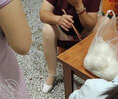 今天拍到了嫂子的裙底红内裤0