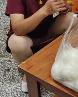 今天拍到了嫂子的裙底红内裤1