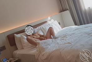 【原创】17.妹妹又缺钱了，那必须得用骚B来换，让她试试黄瓜的威力