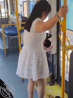 大夏天穿双肉丝连裤袜，在这勾引男人呢，把这个骚逼发出来，曝光一下！