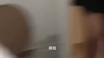 姐姐就在隔壁，背着姐姐偷操她的国蜜