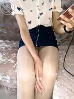 偷拍骚妇裙底，超薄丝袜红色蕾丝1