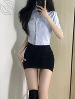 今天女儿是小短裙学生装