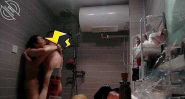 震惊！母亲和亲生儿子在家里浴室做爱不尽兴，出去宾馆做1