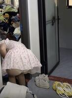 骚逼老婆洗完澡什么都不穿经过公公房间，赤裸裸的诱惑