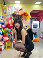 用女儿换装成性感照，给我看硬了0