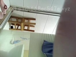 偷拍妈妈洗澡