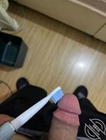 小姨子的牙刷 刷刷我的鸡巴！1