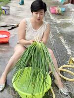 这个娘们很朴实、很能干呀！1