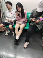 地铁短裙白袜小美女