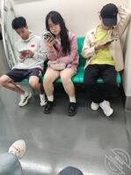 地铁短裙白袜小美女1