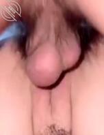 （绿帽献妻）邀兄弟一起。一起操骚气十足的妻子，二条鸡巴同入一个洞穴。1