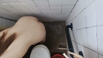 【绿帽男友】偷拍骚货女友洗澡抠穴