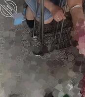 超市骚逼丝袜老板——裙底欣赏