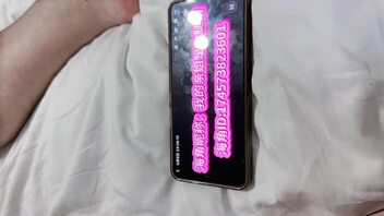 趴着舔姐姐的黑丝美脚让她呻吟