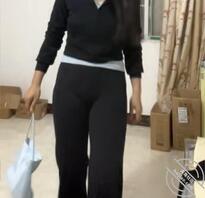 姐姐这大屁股好想后?，给我打视频分享她的新衣服裤子，把我看硬了0