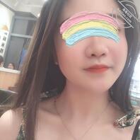 分享小骚货的裸体，大奶子又白又大，还有嫩嫩的脚丫