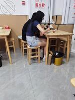 包臀裙性感美女，胸大屁股大，女人味十足