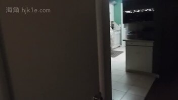 禽兽儿子看到妈妈在修空调，看的津津有味忍不住就把他给强奸了