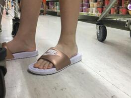 偷拍女大美脚玉足