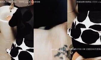 阿姨是真骚啊，抠的那下面直流水，老公就出去送个礼检界內察瞰