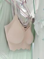 女儿今天不在家，脑袋睡她内衣上，JB睡她内裤上，海角有毒2