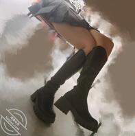 桌底偷拍长靴肉丝女大学生