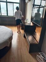 给老婆找了个大叔做SPA，水平不咋的，就想扣我老婆的逼（1）1