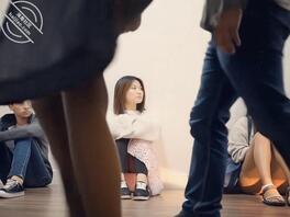 上海某国际大学女学生等上课时坐姿不雅露出裙下白内裤给大家免费观赏1