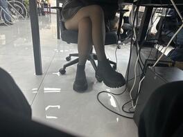 上班期间同事把手伸进逼里0