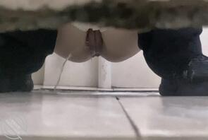 女大厕拍惊喜白虎2