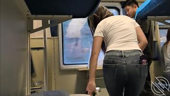 肥臀骚屁股一直对着我 给她根鸡八她能当场坐进去