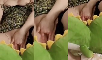 骚货老婆第一次和游戏cp视频自慰 有些放不开