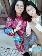 两母女都是老师，你觉得哪个更骚，想肏哪个？2