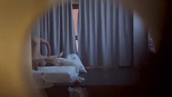 今晚七点半房间门口猫眼偷拍