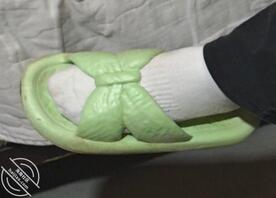 偷拍04年女大堂妹的胸，附上堂妹白袜小脚特写。2