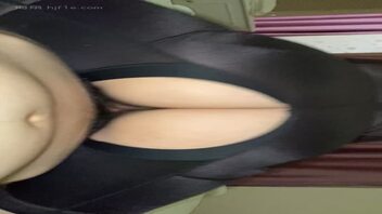 骚逼性奴想知道有多少人操她，她想看大家看着她的骚屁股射屏