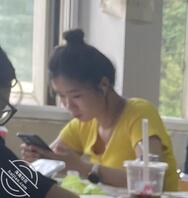 图书馆偷拍大奶学生妹