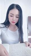 李老湿骚母狗同意我去教室操她