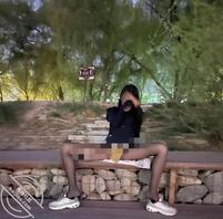 带长腿骚货漏出，评论发出你的骚货漏出照片0