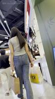 超市偶遇紧身牛仔肥臀大奶子少妇 趁她专心购物来回摩擦大屁股好舒服啊 