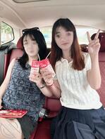 偷拍小姨和表妹母女逛街，这么看小姨也是风韵犹存