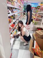偷拍小姨和表妹母女逛街，这么看小姨也是风韵犹存1