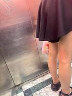 电梯里偷拍黑色短裙小姐姐，可惜男朋友在旁边站着0