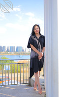 全网真实曝光上海极品母亲-翻到衣柜下私藏年轻裸拍相片，令我失望太反差了！2